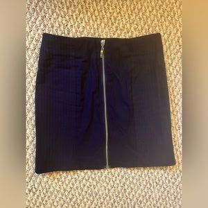 H&M Center Zipper Mini Skirt